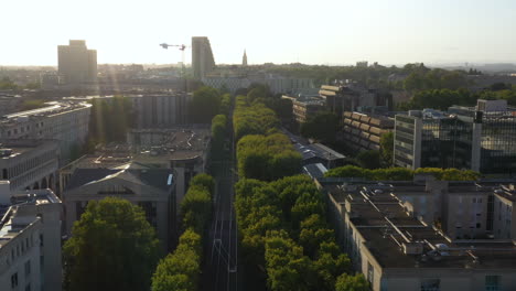 Boulevard-D&#39;Antigone-Montpellier-Luftaufnahme-über-Die-Straßenbahngleise-Und-Bäume